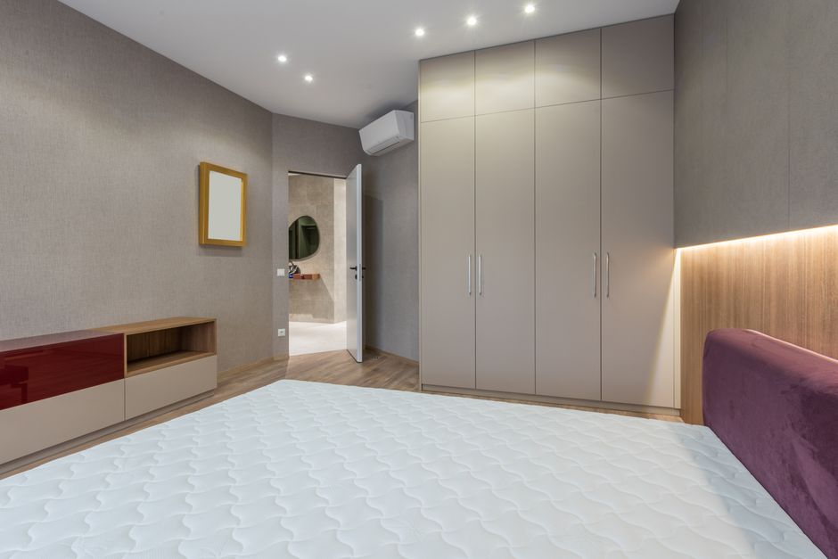Matelas ferme avec surmatelas à mémoire de forme et oreillers dans une chambre lumineuse